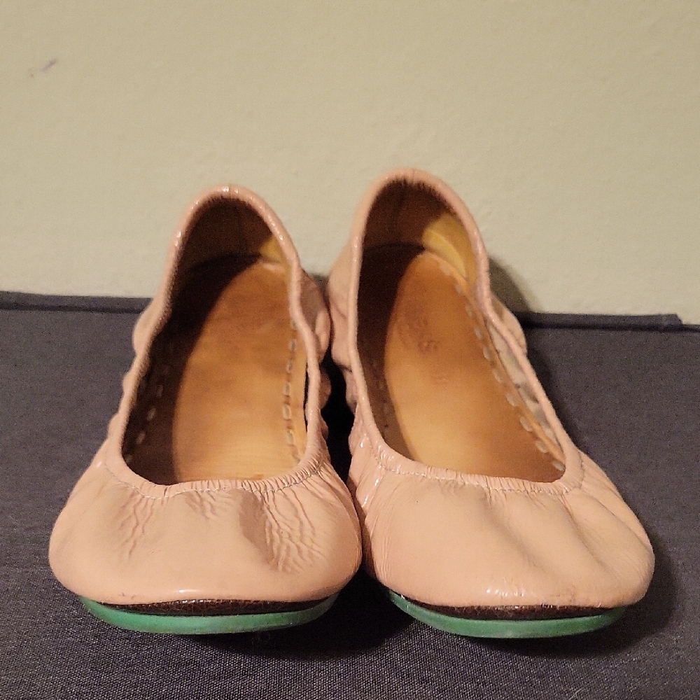 Tieks Taupe Patent Leather Ballet Flats with Green Trim and Pleated Design